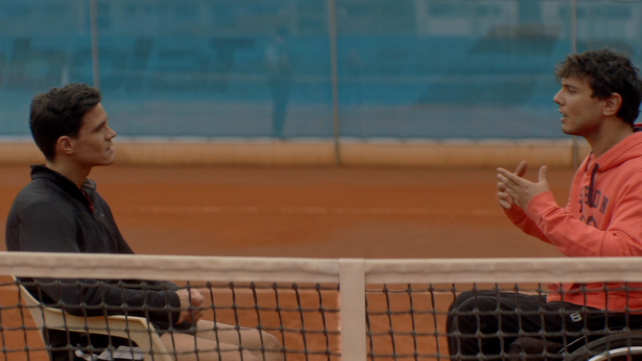 Fotograma de la serie con Cisco García y Edu Aguirre