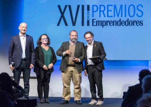 Carlos Gorostizaga, fundador del proyecto Boost World, recogió el premio de manos de Sabina Lobato