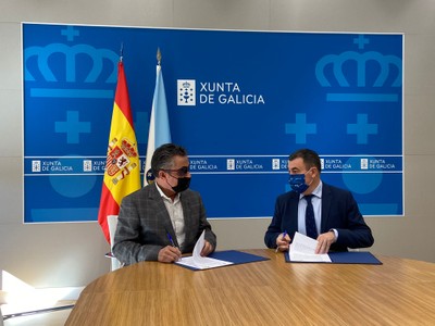 El delegado territorial de Galicia y el conselleiro en el momento de la firma del convenio