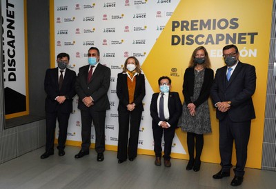 Foto de familia de los responsables del Grupo Social ONCE junto a Nadia Calviño