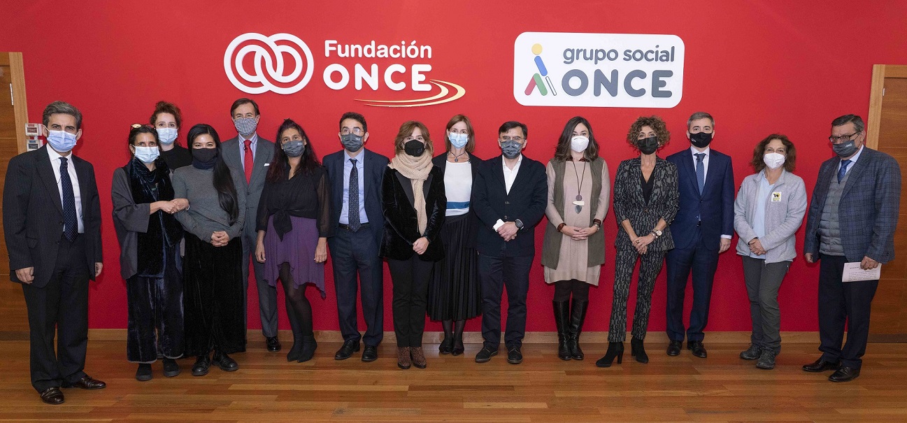 Foto de familia de los representantes de las entidades homenajeadas y los responsables del Grupo Social ONCE
