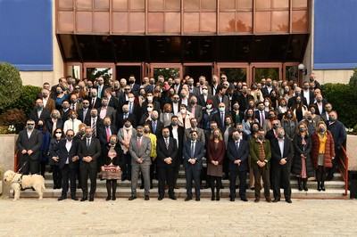 Foto de familia de todo el grupo de participantes presenciales en el CCG en la escalinata de acceso al auditorio del CDC de Madrid