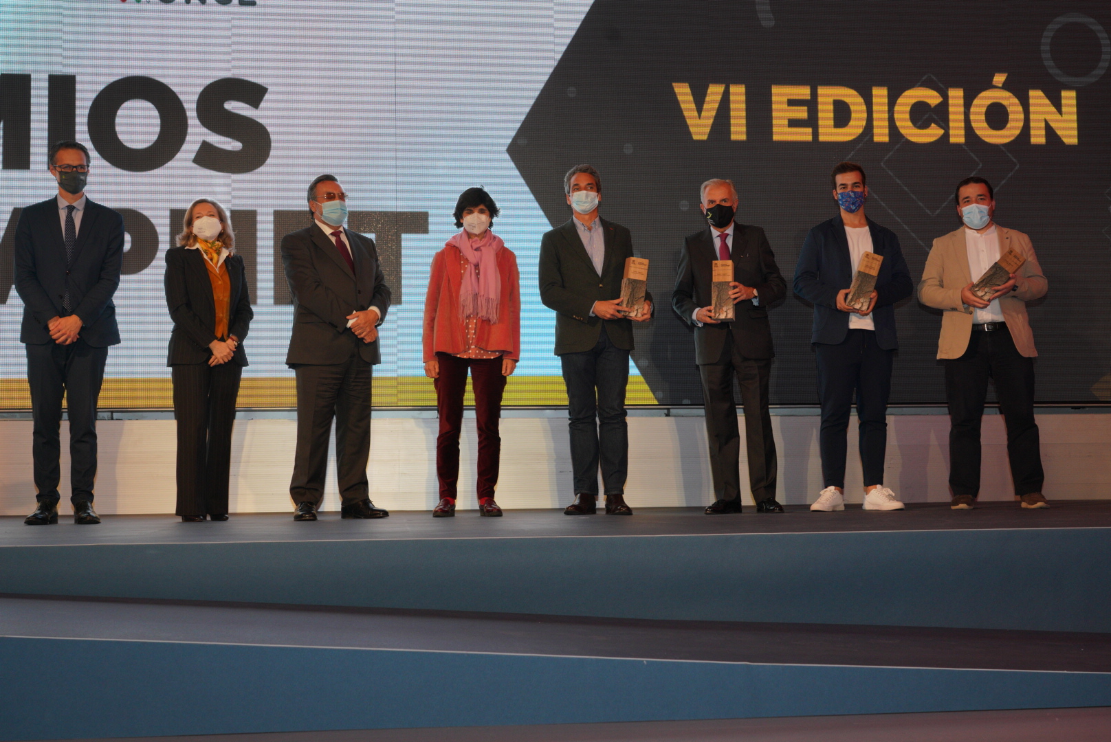 Foto de familia de todos los premiados junto a Calviño y Miguel Carballeda