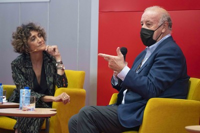 La presentadora del acto Ana García Lozano junto a Vicente del Bosque