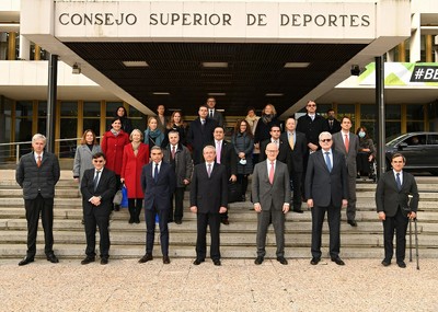 Foto del grupo de diplomáticos en la entrada del CSD