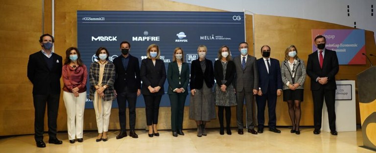 Patricia Sanz en la foto de familia de todos los ditecrivos participantes en el summit