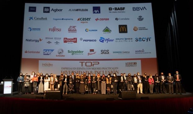Foto de familia de las 30 empresas certificadas sobre el escenario