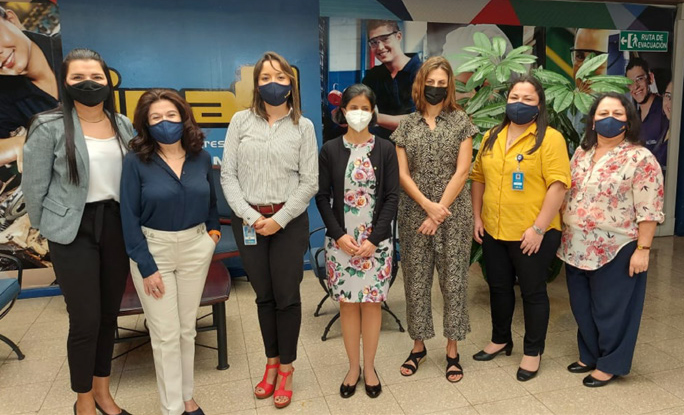 Las representantes de FOAL en el centro de la imagen, junto a las responsables del INA 