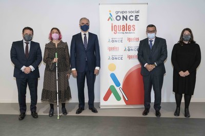 Foto de familia del ministro dominicano a la sede de Por Talento Digital de Madrid