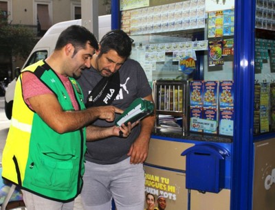 Manuel atiende a uno de sus clientes