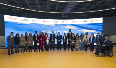 El comiario en el centro rodeado por todos los representantes del Grupo Social ONCE