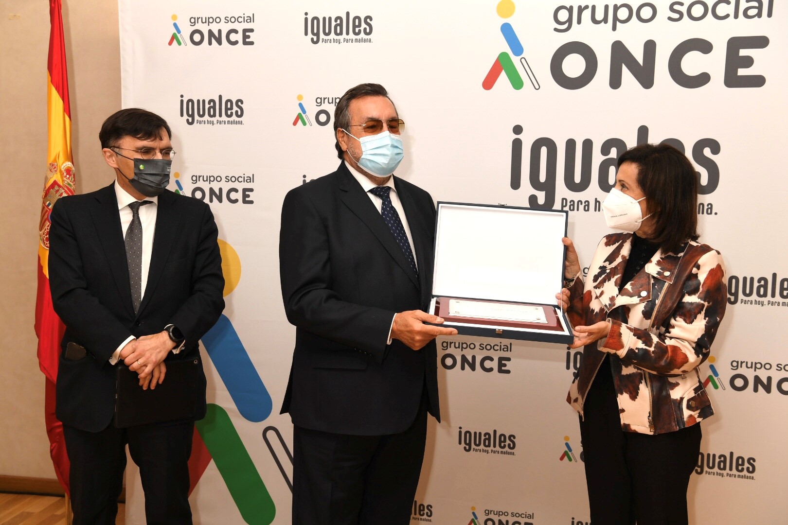  Magarita Robles entrega la placa de agradecimiento a Miguel Carballeda