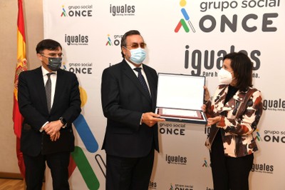  Magarita Robles entrega la placa de agradecimiento a Miguel Carballeda