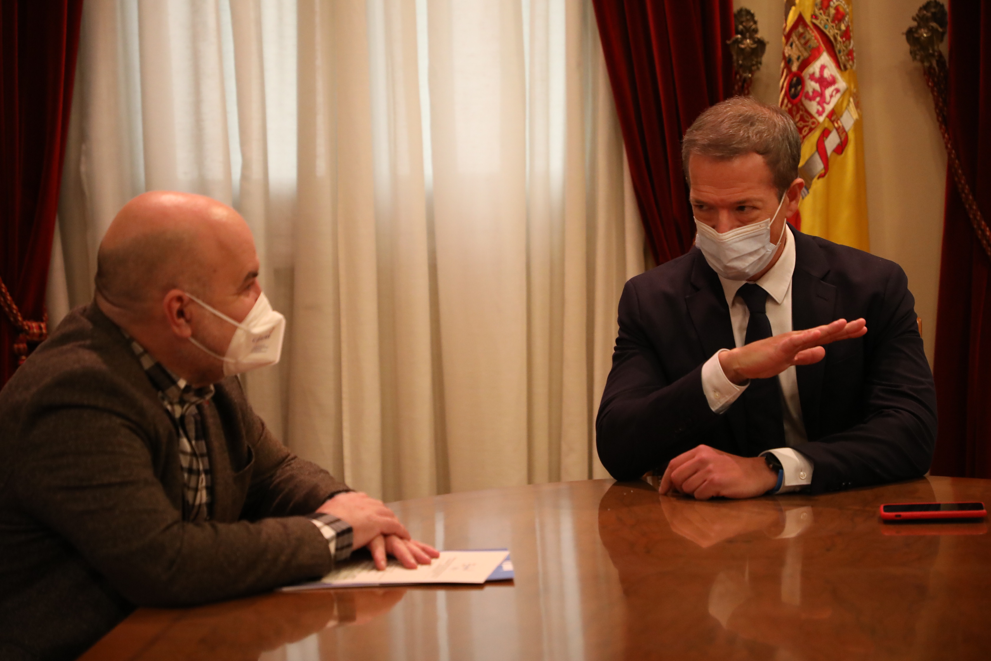 Luis Cayo Pérez y Ander Gil durante el encuentro en el Senado