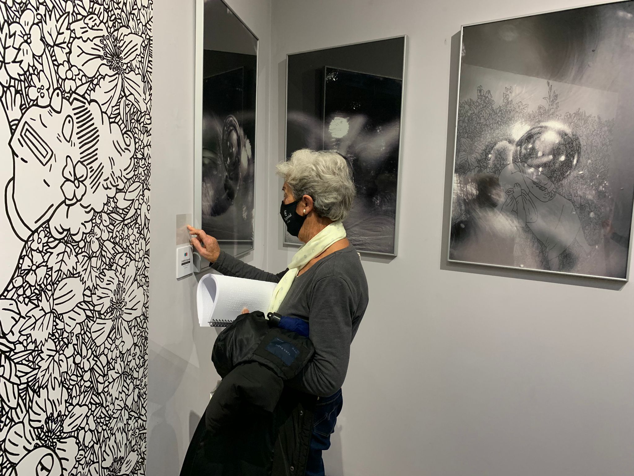 Una persona afiliada recorre la muestra accesible