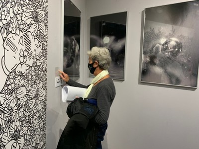 Una persona afiliada recorre la muestra accesible