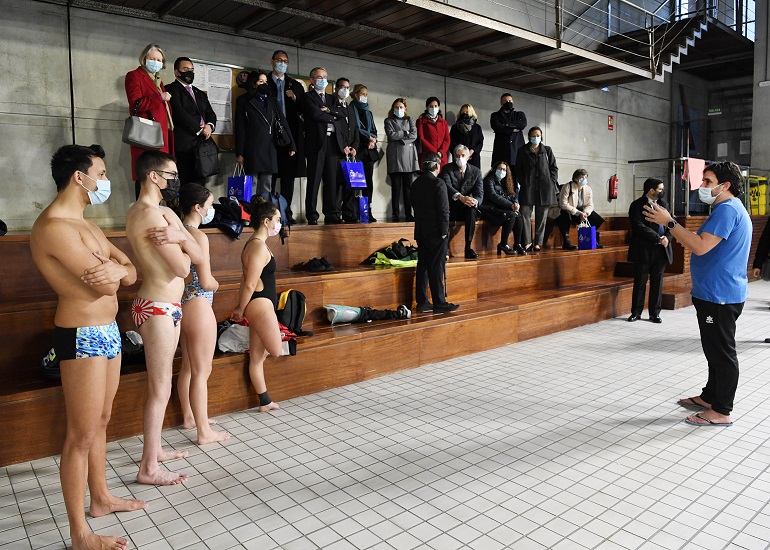 Momento de la visita al equipo de nadadores