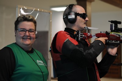 Ager Solabarrieta, campeón de 'tiro olímpico adaptado' con su mujer y guía Maite Badiola