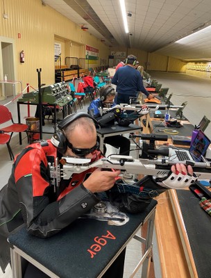 Ager Solabarrieta en la pista de tiro con carabina