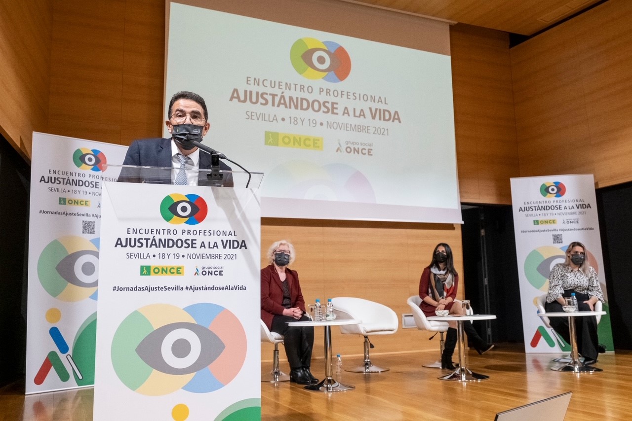 Andrés Ramos, en primer plano, durante la clausura de las Jornadas de Ajuste. Detrás de él, Ana González, Carmen de Miguel y Carmen Millán. 