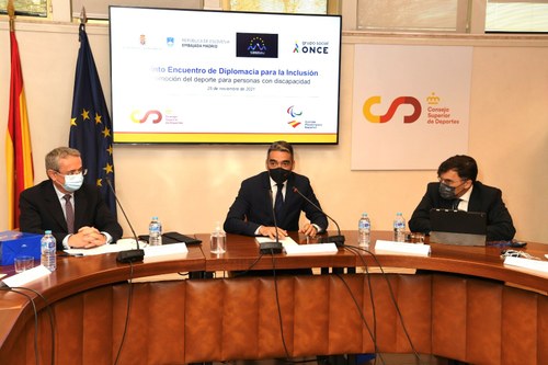 Fto de familia del grupo de diplomáticos en la puerta del CSD
