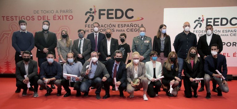 Foto de familia de todos los galardonados junto a los responsables de la ONCE