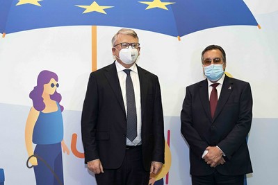 Schmit y Carballeda en la sede de  Por Talento Digital