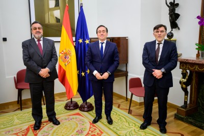 En el centro el ministro Albares, flanqueado por Carballeda y Alberto Durán