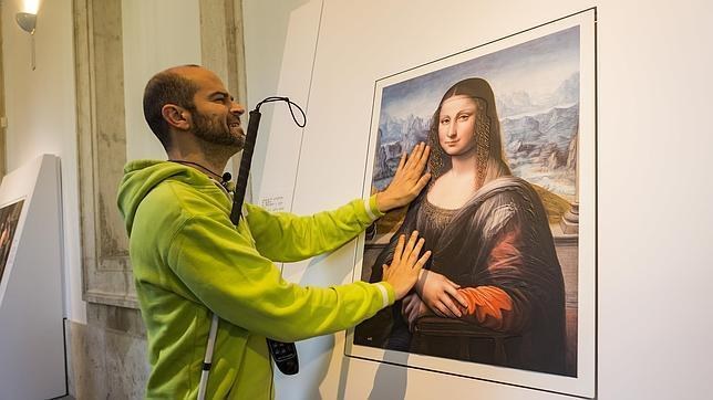 Una persona ciega reconoce al tacto la Gioconda