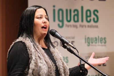 Cori Ramírez cantando