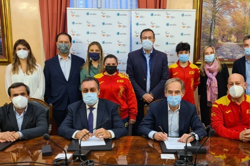 Momento de la firma del acuerdo de patrocinio con Vellaria