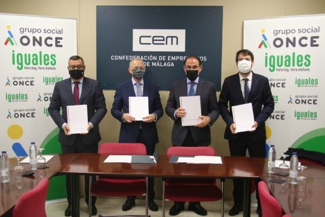 Foto de familia de los cuatro responsables que firmaron en acuerdo
