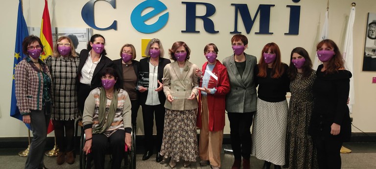 Foto de familia de las tres garlardonadas, en el centro, con las responsables de  CERMI Mujeres