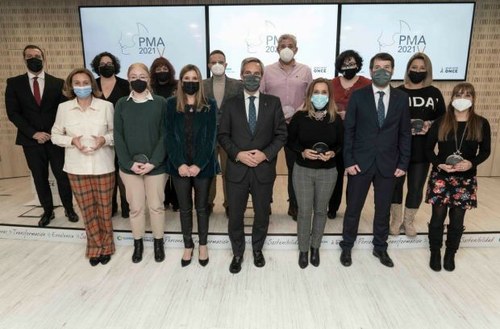 Foto de familia de todos los galardonados y los responsables de Ilunion