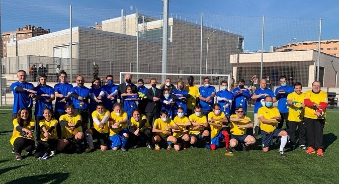 Foto de familia de los participantes  en el partido de fútbol