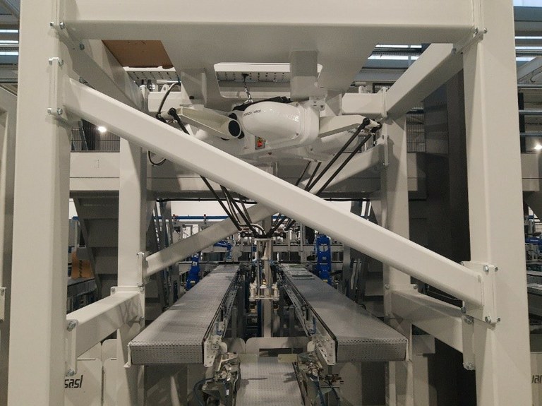 Plano central de una parte del nuevo robots de la Unidad Central de Preparado del CLP de la ONCE