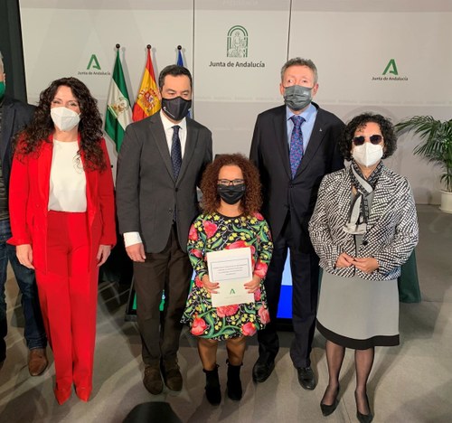 Foto de familia de Juanma Moreno y Rocío Ruiz, consejera, junto a los representantes de CERMI-A y de la ONCE tras la firma del acuerdo