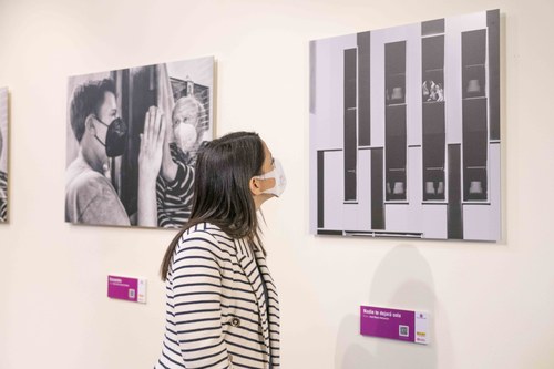 Inés Arrimadas contemplas fotografías expuestas