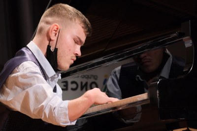 Pepe 'El Pianista' durante su actuación al piano