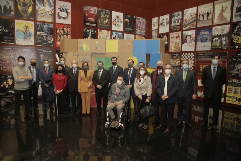 Los galardonados posan junto a las autoridades