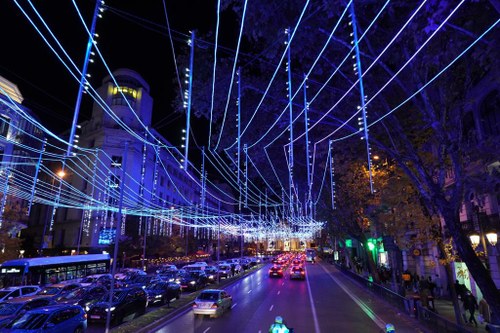 Tramo iluminado de una de las vías principales de Madrid