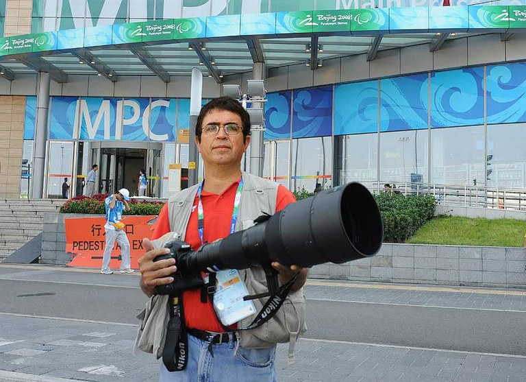 Javier Regueros posa con su cámara en ristre, en los Juegos Paralímpicos (JJPP) de Beijing 2008