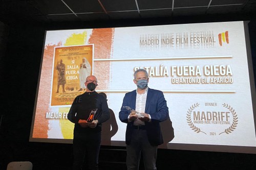 Ángel Luis Gómez y Antonio Gil Aparicio posan con el galardón