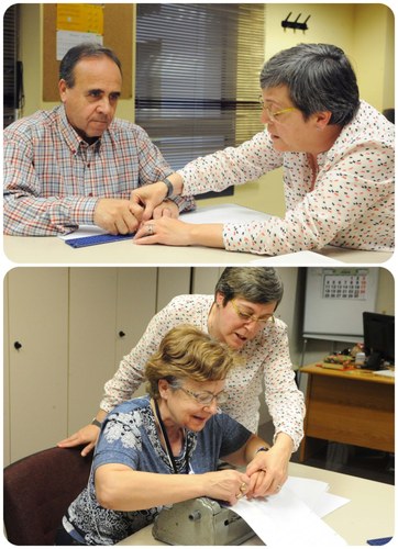 Dos alumnos de braille junto a su promotora