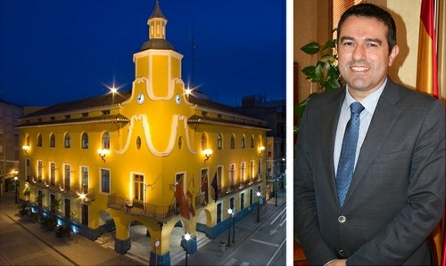 A la izda. fachada del Ayuntamiento de Alcantarilla y, a la dcha, su alcalde.