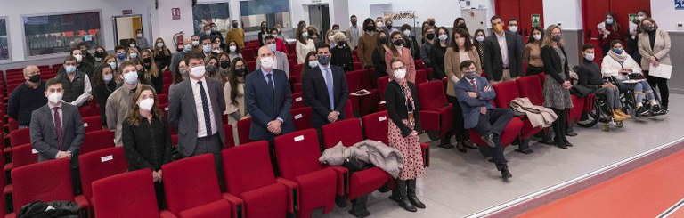 Foto del grupo d epersonas asistentes al acto de entrega de Becas en el Salón de Actos de Fundación ONCE