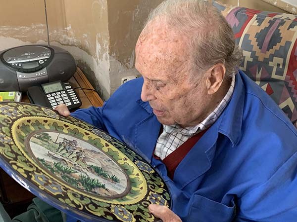 Cecilio Morales mira su cerámica