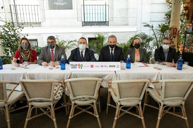 Foto de todos los responsables que firmaron el acuerdo para el proyecto Calles Vivas
