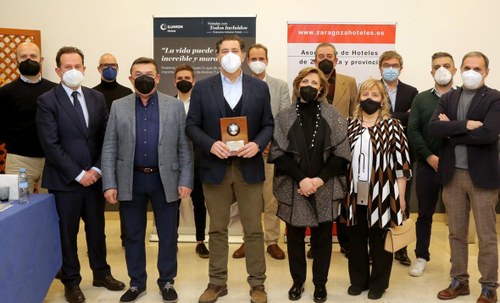 Palau en el centro de la imagen junto a los representantes de Horeca y el resto de galardonados