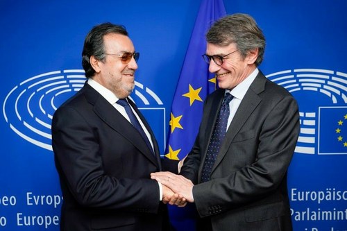 Migel Carballeda y David Sassoli tras la firma del acuerdo en la sede del Parlamento Europeo